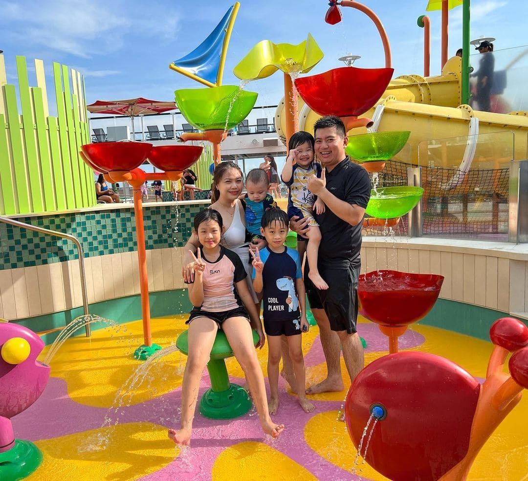 Spectrum of the Seas VS Genting Dream: Spectrum of the Sea Pool