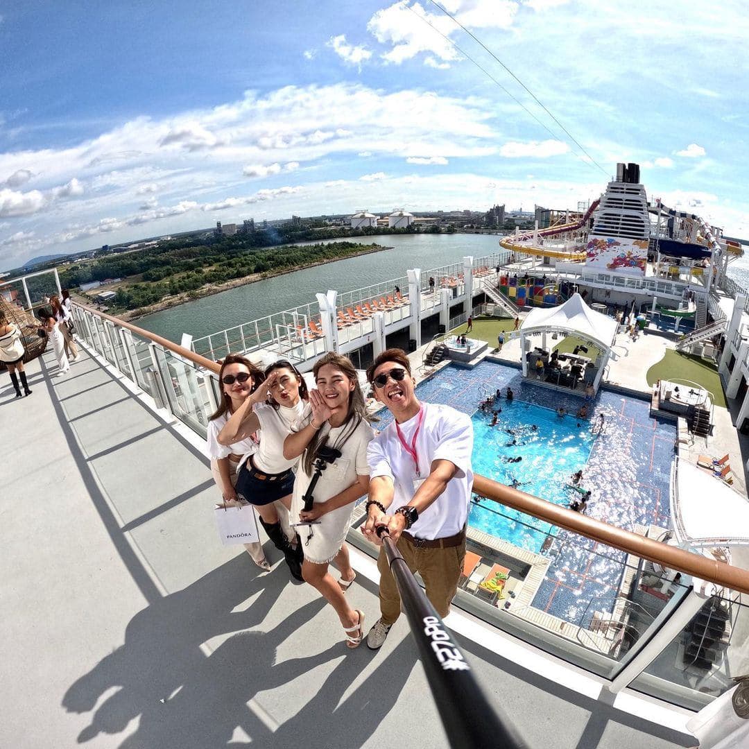 Spectrum of the Seas VS Genting Dream: Genting Dream