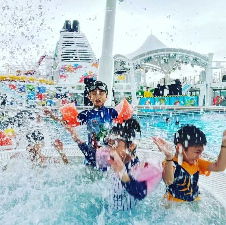 Spectrum of the Seas VS Genting Dream: Genting Dream Pool