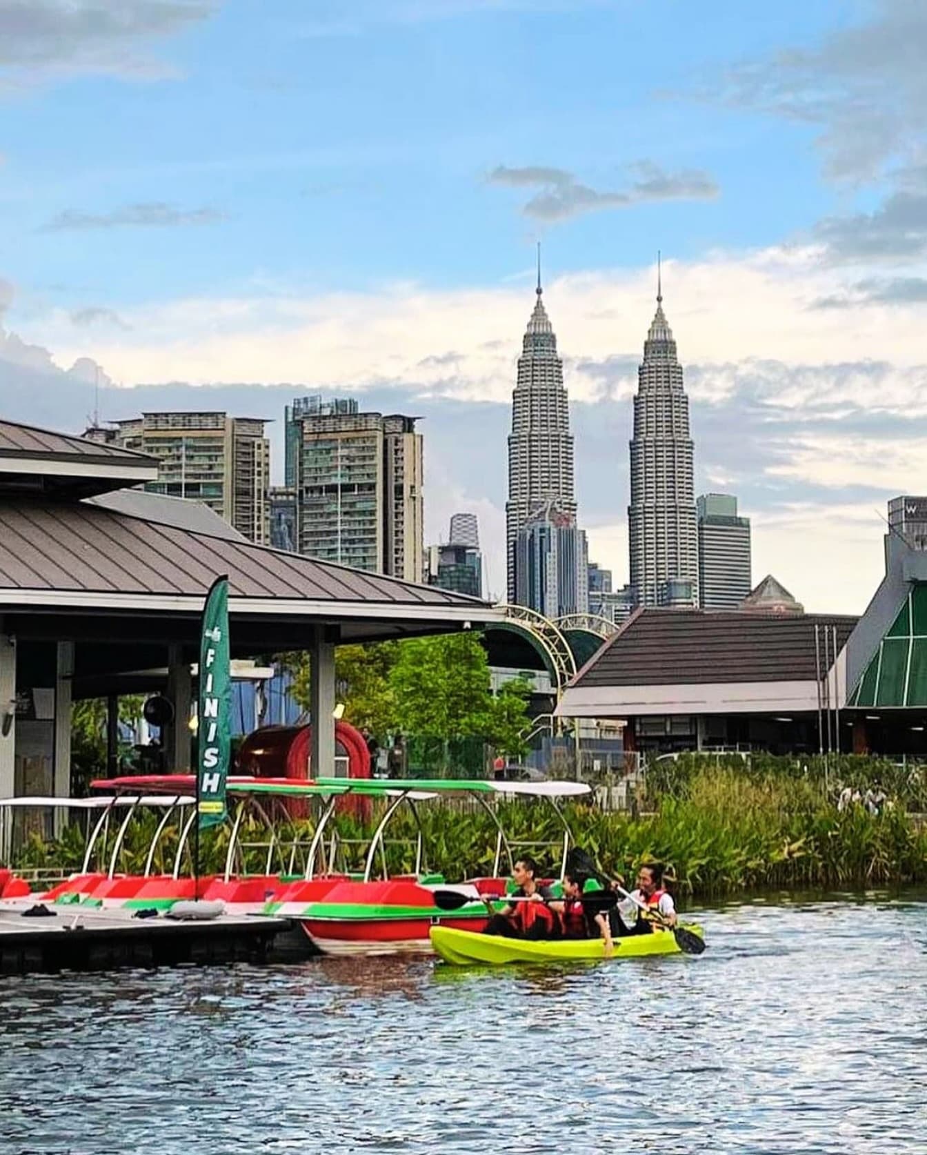 15 Exciting Sports Team-Building Activities in KL to Boost Team Spirit: White & Black Aquasports