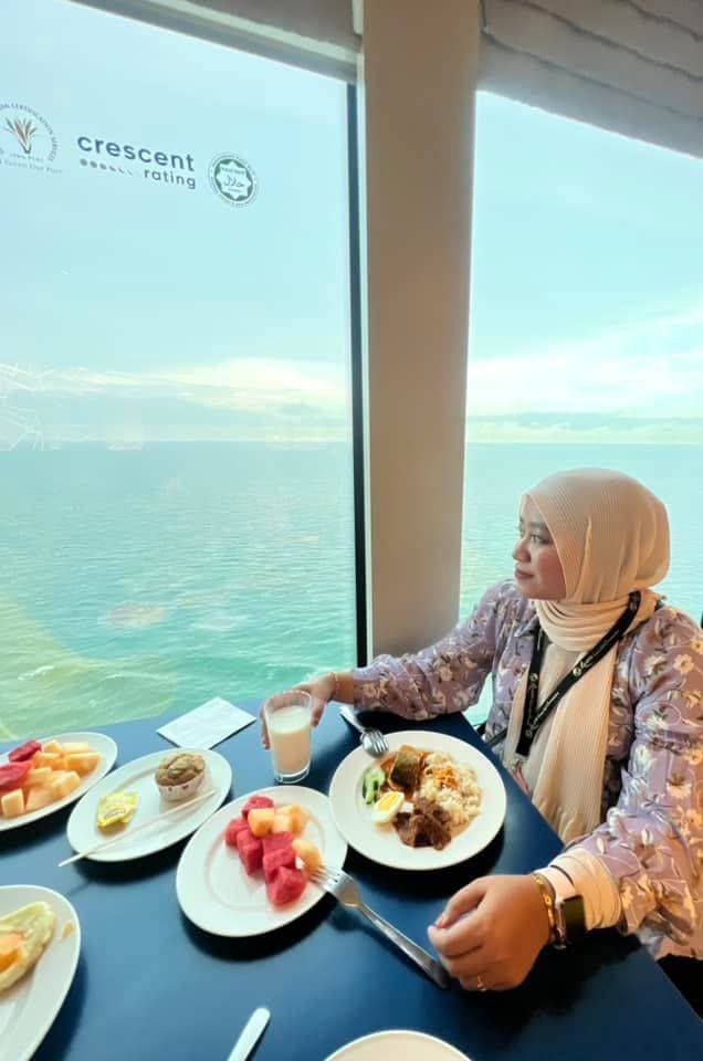 Spectrum of the Seas VS Genting Dream: Genting Dream Halal Dining
