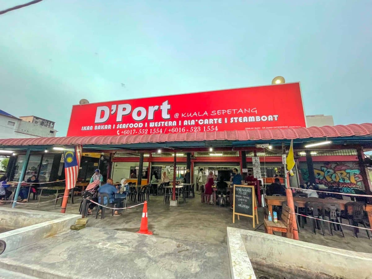 There is a variety of dishes and fresh seafood here
