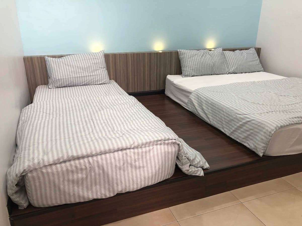 A single bed & a queen size bed