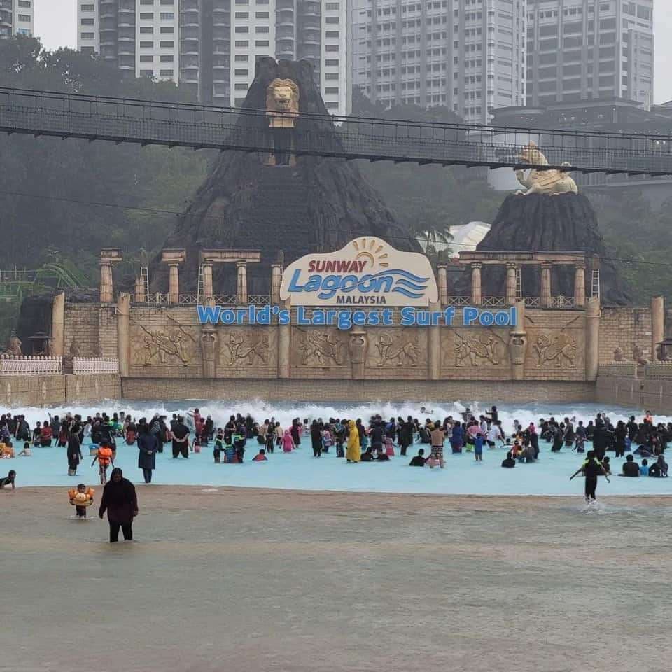 Sunway Lagoon vs SplashMania: Sunway Lagoon Crowd