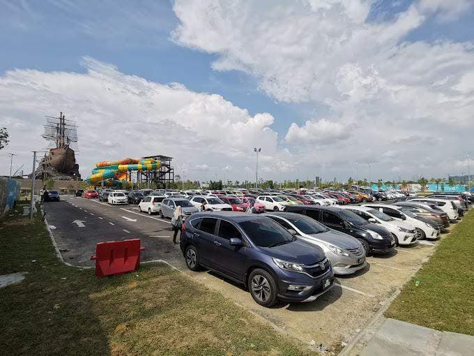 Sunway Lagoon vs SplashMania: SplashMania parking