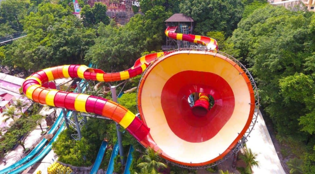 Sunway Lagoon vs SplashMania: Sunway Lagoon Vuvuzela