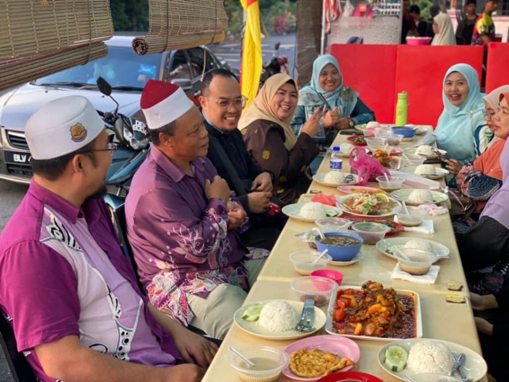 (City + Countryside) 2-Day 1-Night Selangor Team-Building Itinerary for Small Groups: Sate Kajang Retro (Kuala Selangor)