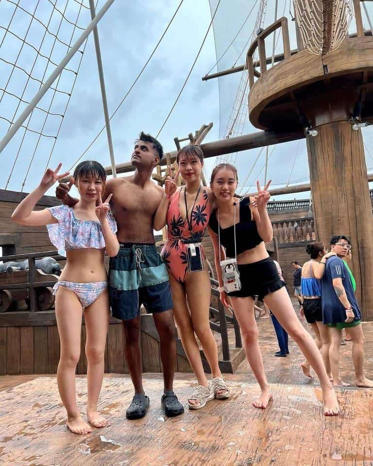 Sunway Lagoon vs SplashMania: SplashMania Amazonia ship