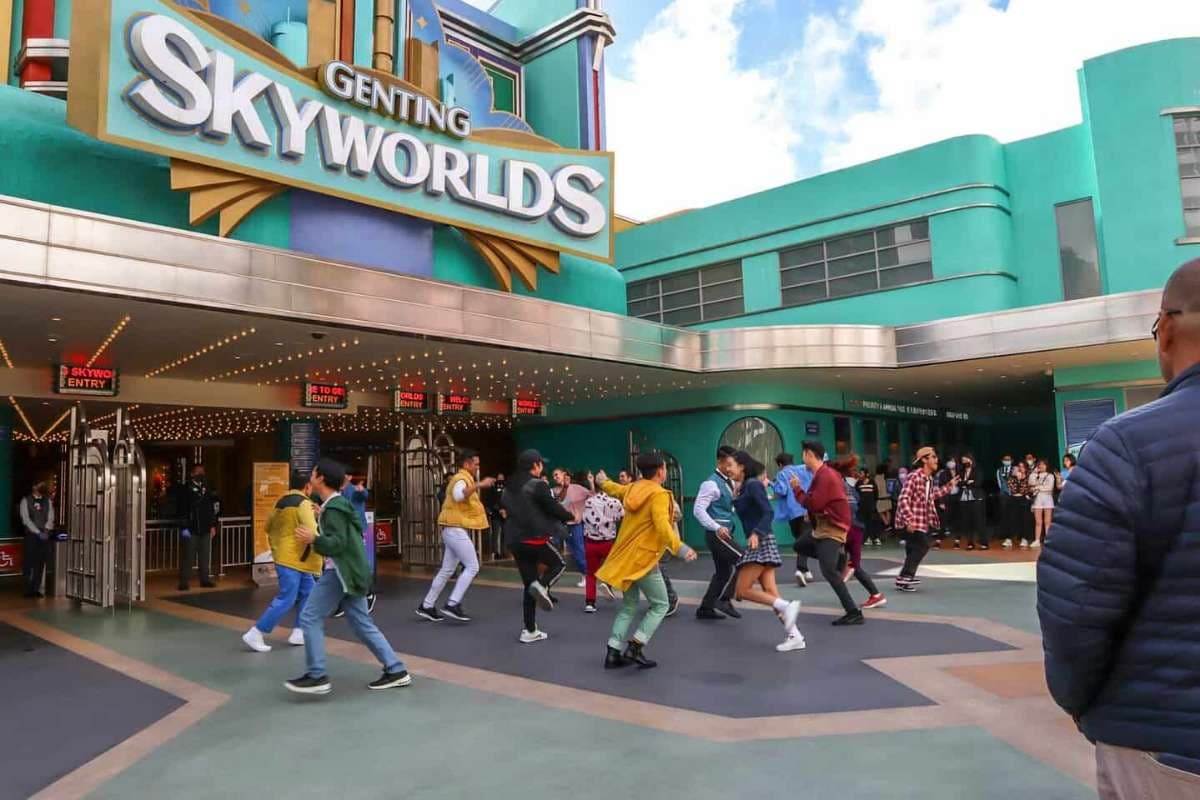 2D1N Genting Highlands Itinerary: Genting Skyworlds mob dance